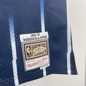 Regata Houston Rockets Retrô Mitchell & Ness 1996/1997 Hakeem Olajuwon